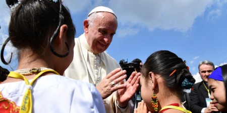 "Дорога молоде, не дозволяйте використовувати вашу юність для сприяння поверховому життю, яке плутає красу з зовнішнів виглядом", - Папа Франциск