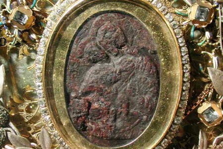 Найменша із явлених у світі чудотворних ікон Матері Божої знаходиться в Білорусі. Вона зображена на камені