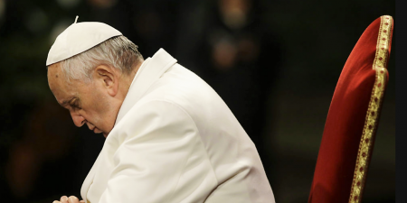 "Папа Франциск усім серцем з Україною і робить усе, щоб зупинити війну", - єпископ Едвард Кава