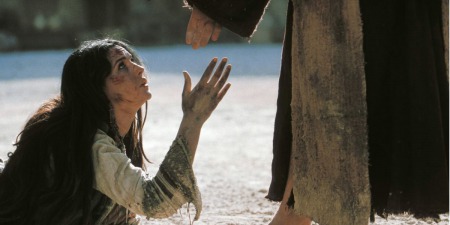 Ісус та жінка схоплена на перелюбі, - коментар Євангелія дня