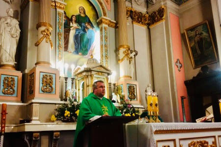 "Найпрекраснішим подарунком, який я маю для хворих в парафії, є радіоприймач", - отець Вальдемар Павелець