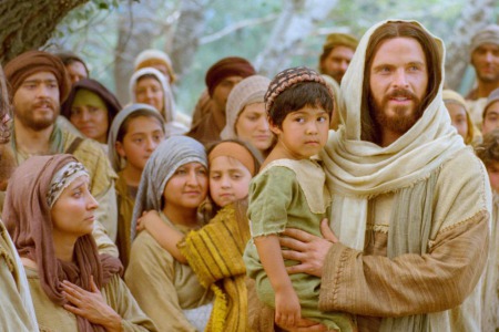 "Якщо хто ось таку одну дитину прийме в Моє Ім’я, той Мене приймає" - коментар Євангелія дня