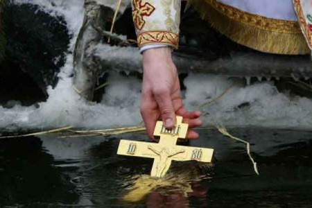 "В православ'ї Хрещення можна звершувати лише водою, яка освячена на Йордані", - отець Михайло Карнаух