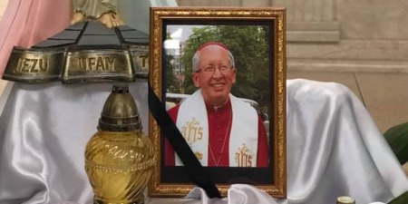 "Єпископ Ян Нємєц відкрив моєму батькові дорогу до неба!" - свідчить слухачка