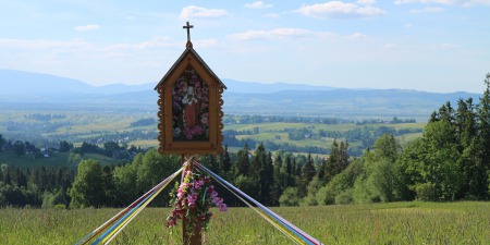 Чому Церква встановлює придорожні каплиці?