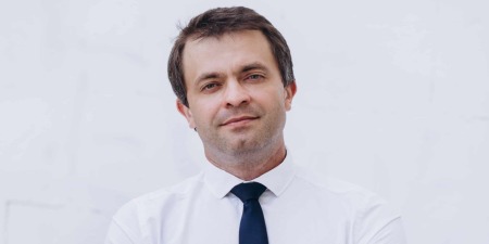 Фактичний антиконституційний заколот: Руслан Кухарчук про рішення суду щодо визнання двох чоловіків сім&rsquo;єю