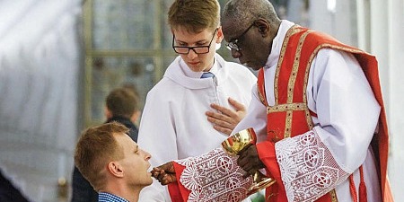 &laquo;Причастя навколішки чи стоячи: чому змінюються літургійні традиції Церкви, і що стоїть за цими змінами?&raquo;