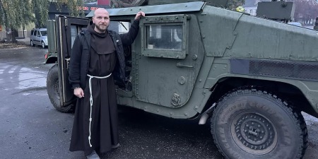 Свідчення віри під час війни: отець Ромуальд Загурський про силу Адорації, спорт і нове обличчя храму