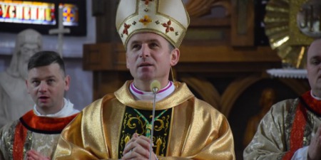 "Чоловік може почекати, коли є щось втаємничене. Жінка завжди додумує. Можеш прокинутись, а речі вже спаковані!" - владика Павло Гончарук про відмінності чоловіка і жінки та перепони для шлюбу