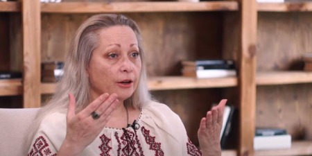 Церква у час війни: чому священників немає у бомбосховищах, в чому загроза для Церкви стати державною, та яким має бути її духовний авторитет? Розмова з Оксаною Горкушею