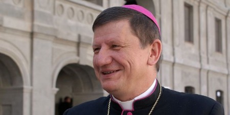 Яку місію мають єпископи в Церкві та чому їхнє служіння бере початок від апостолів