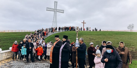 В "Центрі паломника бл. Симеона Лукача" встановлено один з найбільших хрестів в Україні
