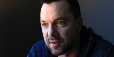 "Я просто знаю: Бог існує!" - Олексій Арестович про віру, церкву, Папу Франциска, хейтерів та війну