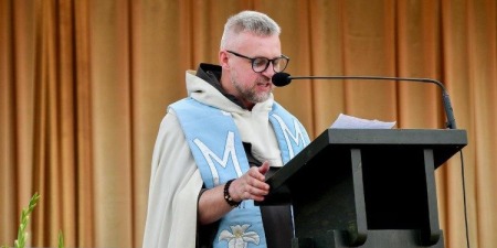 «Внутрішня свобода і благодать: як зняти маски та стати собою у світлі Бога»