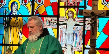 Де молитися легше: у величному соборі чи в маленькій сільській церкві?