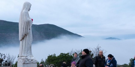 Богородиця з Меджугор’є: "Сатана роками бореться за війну"