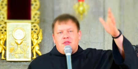 Не можна одночасно служити двом «світам» - і Господу, і злу, потрібно визначатися