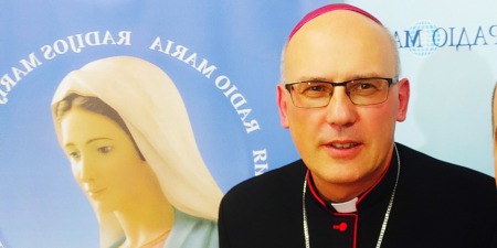 "Я зробив собі приватну присягу, що я нікому не допоможу виїхати закордон на заробітки, якщо хтось вже має сім'ю", - єпископ Радослав Змітрович дав велике інтерв'ю у свій День народження