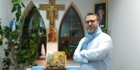 Хто має будь-які симптоми коронавірусної хвороби, той обов’язково має одягати захисну маску на обличчя!